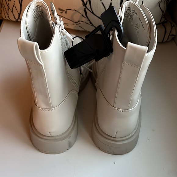 NWT No Boundaries winter white/ivory lug sole boots tie front and zipper sides - Picture 4 of 7
